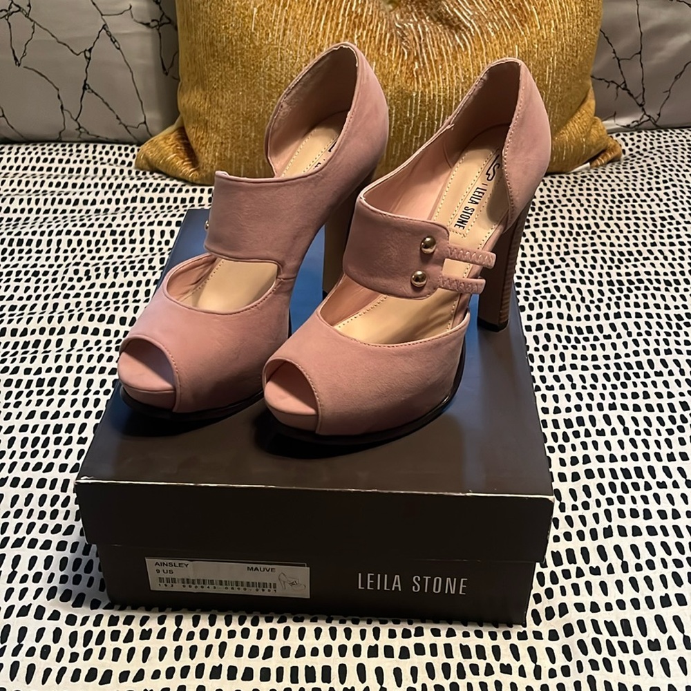 Leila Stone Mauve Ainsley heel with gold detail and wooden heel.
